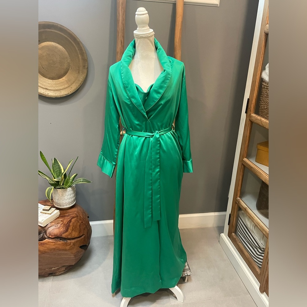 Elegant Green Satin Robe w matching nightgown